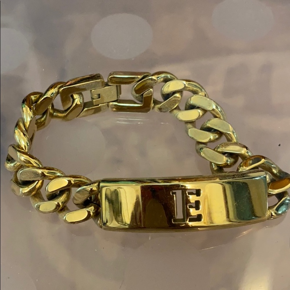 C. wonder E name plate thick link bracelet
